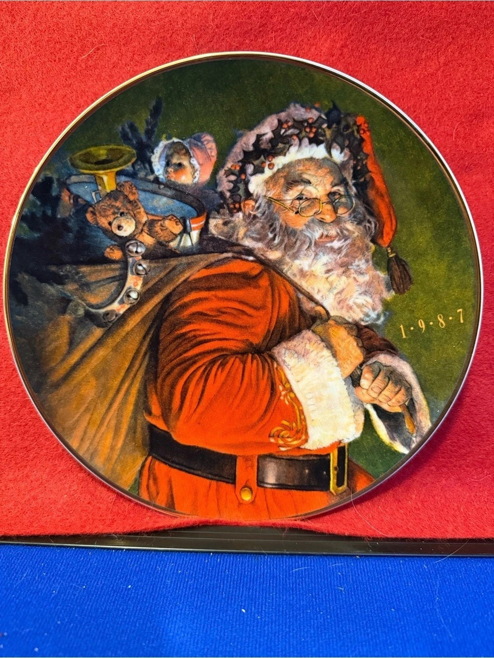Avon The Magic That Santa Brings 1987 Christmas Plate